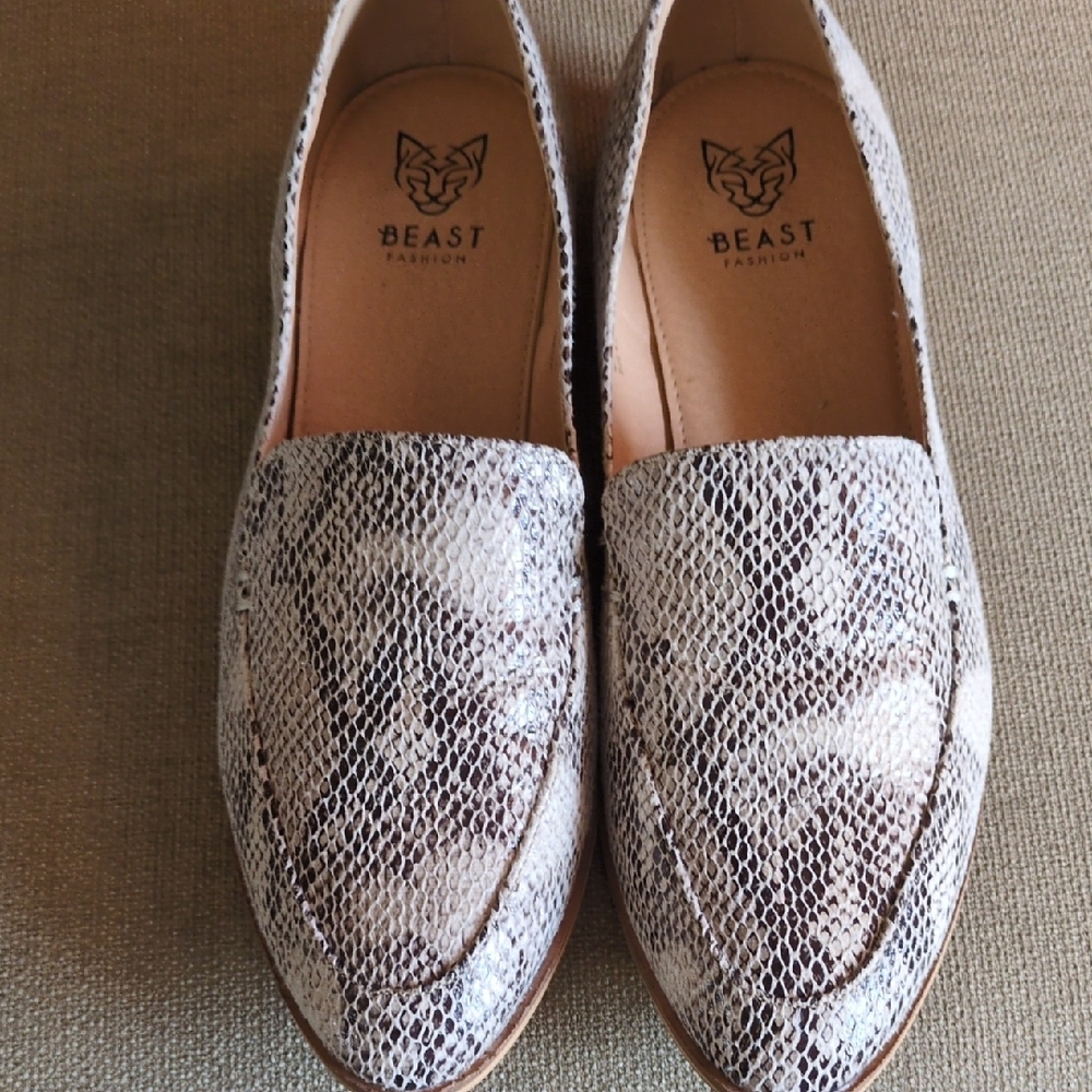 Beast Fashion Women's Snakeskin Loafers - Gray